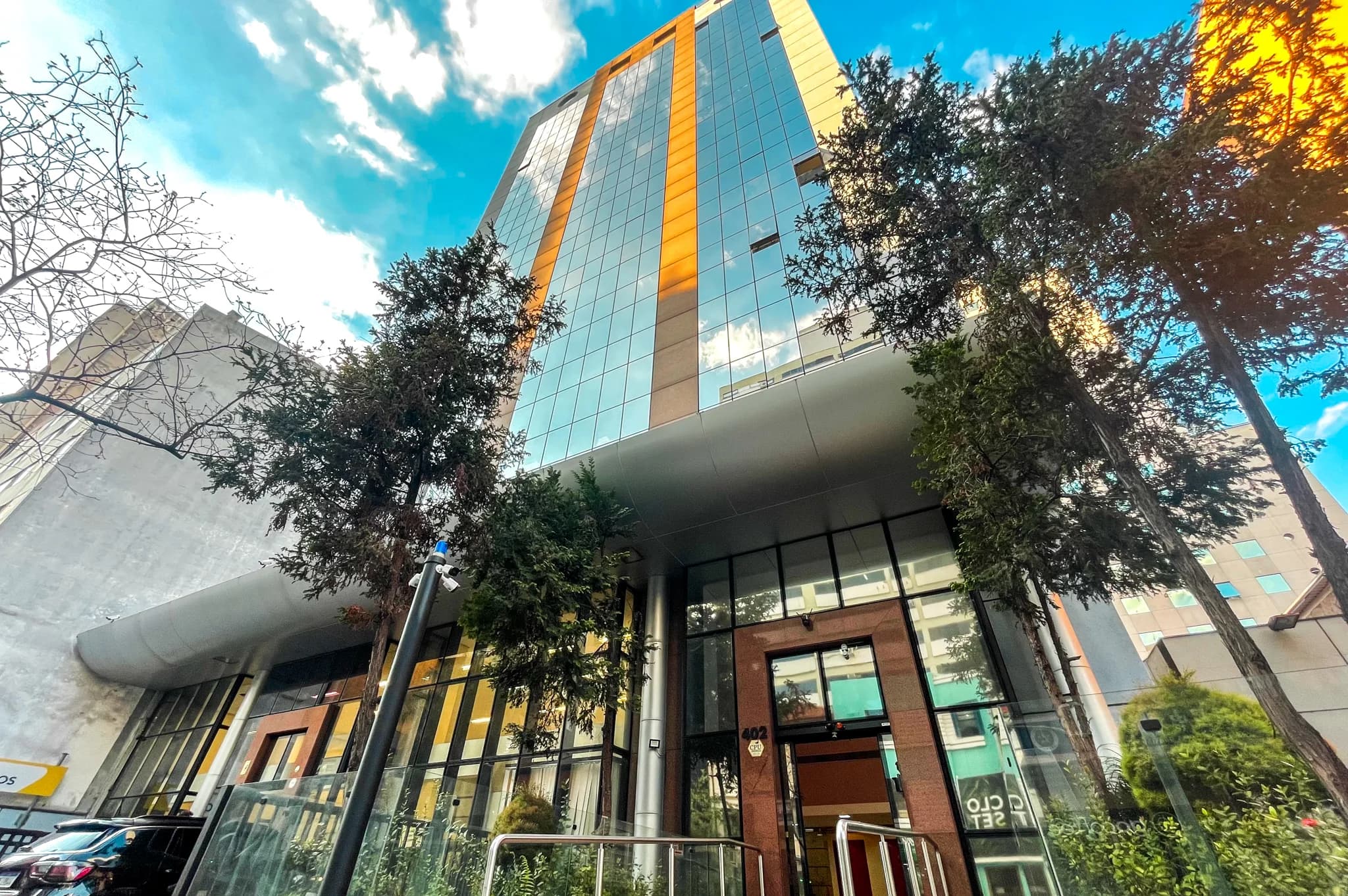 Prédio onde funciona a escola de aviação CEAB em São Paulo